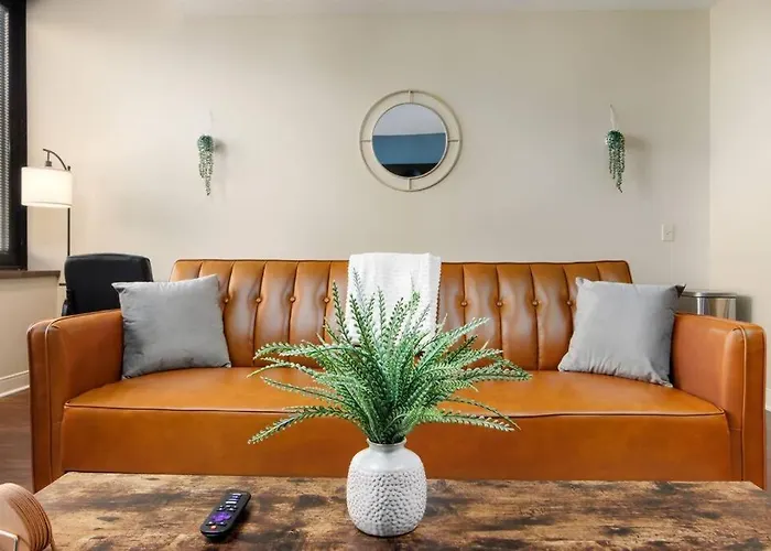 Sweeping Stadium Views Location Views Fast Wifi 24-7 Gym Lounge Roku Apartment *
