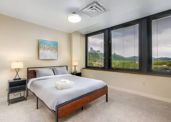 Sweeping Stadium Views Location Views Fast Wifi 24-7 Gym Lounge Roku Apartment