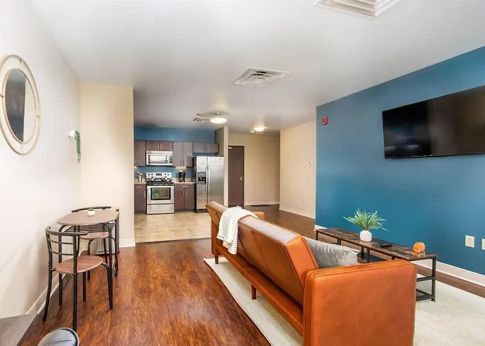 Sweeping Stadium Views Location Views Fast Wifi 24-7 Gym Lounge Roku Apartment *