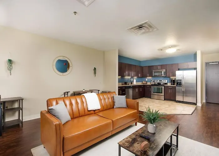 Sweeping Stadium Views Location Views Fast Wifi 24-7 Gym Lounge Roku Apartment