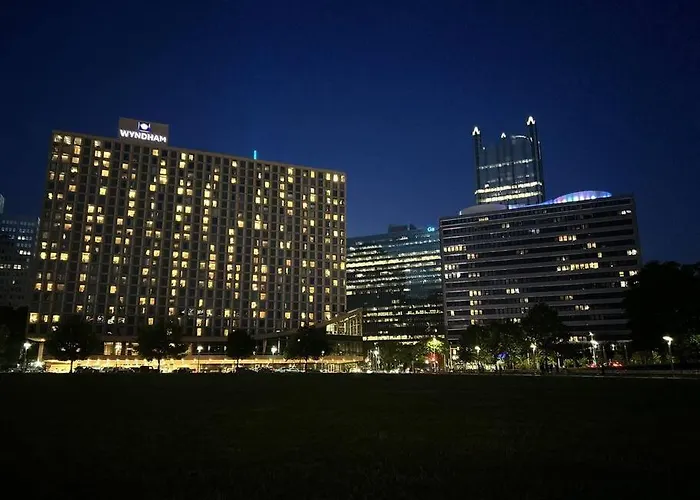 Sweeping Stadium Views Location Views Fast Wifi 24-7 Gym Lounge Roku Apartment