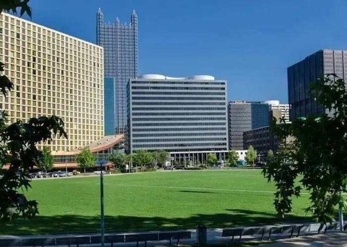 Sweeping Stadium Views Location Views Fast Wifi 24-7 Gym Lounge Roku *