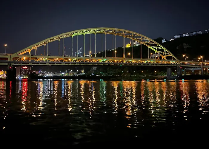 Sweeping Stadium Views Location Views Fast Wifi 24-7 Gym Lounge Roku Apartment
