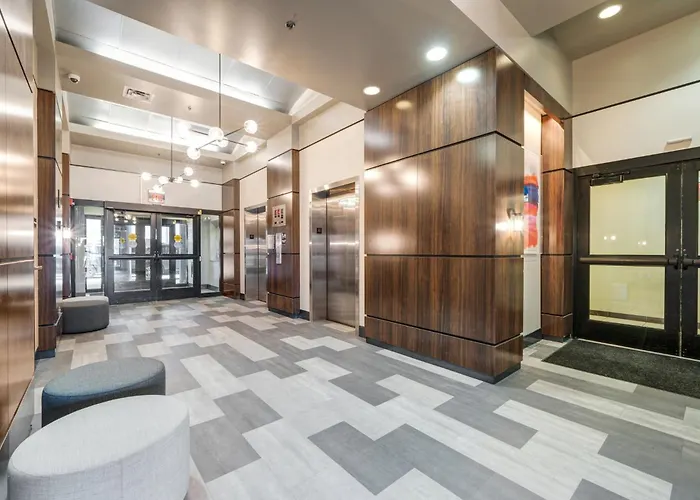 Sweeping Stadium Views Location Views Fast Wifi 24-7 Gym Lounge Roku