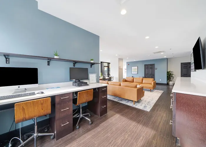 Sweeping Stadium Views Location Views Fast Wifi 24-7 Gym Lounge Roku Apartment *