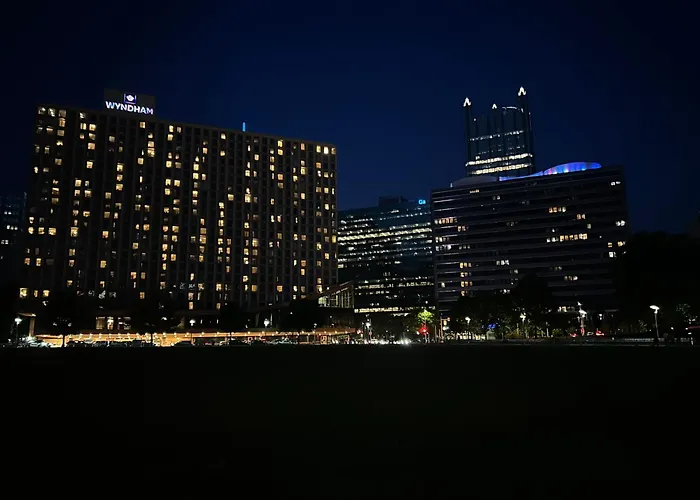 Sweeping Stadium Views Location Views Fast Wifi 24-7 Gym Lounge Roku * Pittsburgh