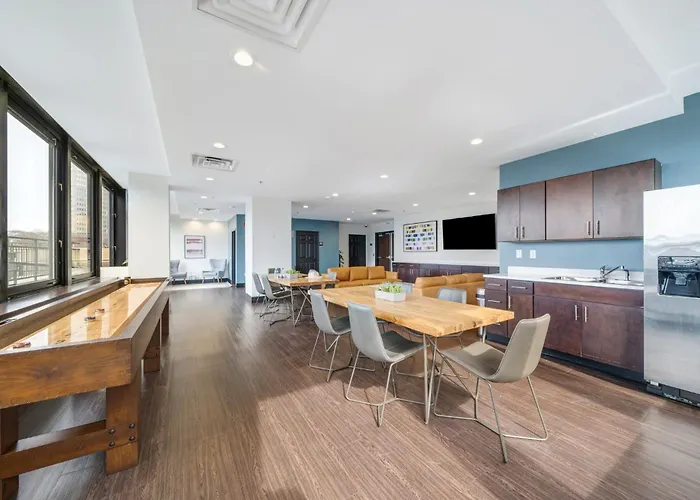 Sweeping Stadium Views Location Views Fast Wifi 24-7 Gym Lounge Roku Apartment Pittsburgh