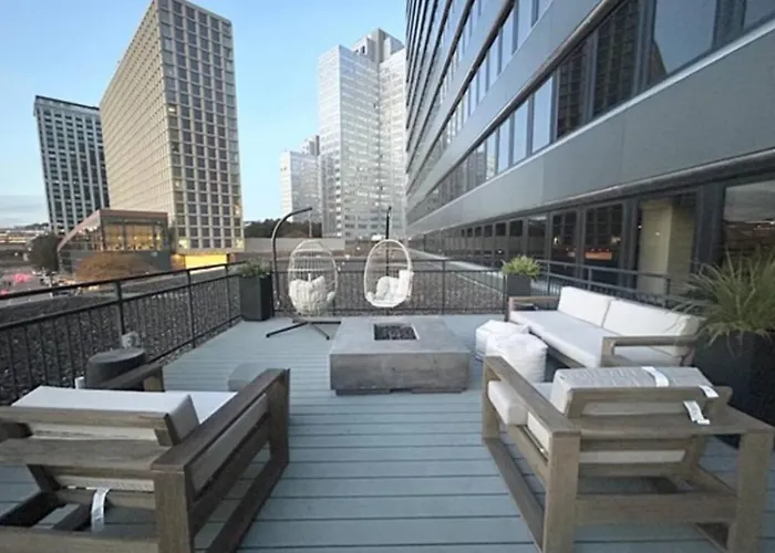 Sweeping Stadium Views Location Views Fast Wifi 24-7 Gym Lounge Roku *