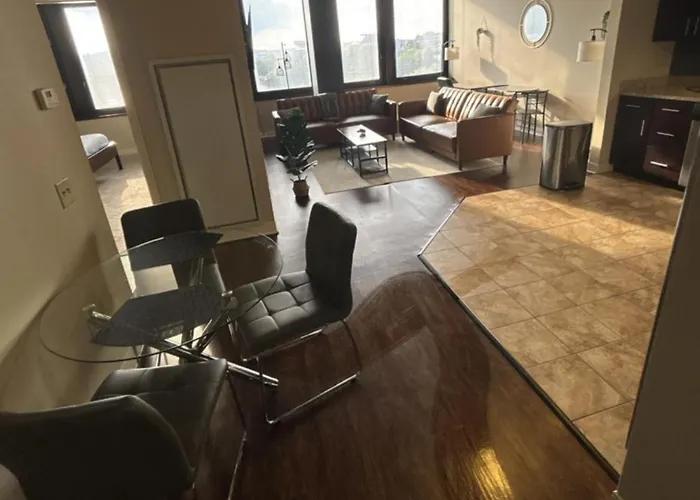 Sweeping Stadium Views Location Views Fast Wifi 24-7 Gym Lounge Roku